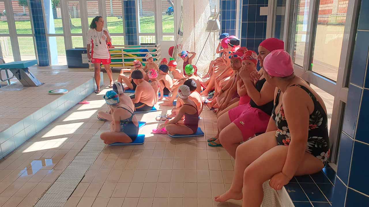 Cerca de 60 crianças do ensino básico participaram em atividades de segurança aquática, nas Piscinas Municipais de Faro, onde aprenderam técnicas de entrada segura na piscina, resgate de afogados e noções básicas de sobrevivência e natação.