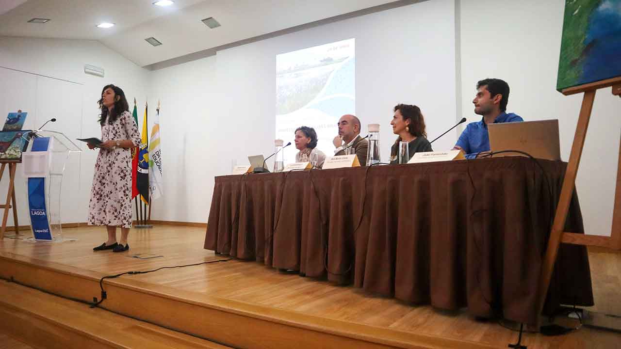 Um grupo de 30 especialistas debateu o futuro das Alagoas Brancas, em Lagoa, que tem a riqueza botânica equivalente a «uma mini Doñana».