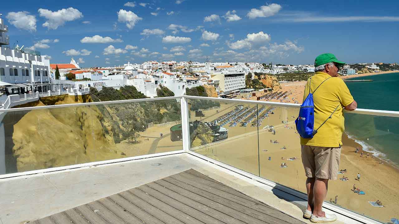 Associação da Hotelaria de Portugal (AHP) reuniu com a Câmara Municipal de Albufeira sobre a aplicação da taxa turística na cidade, e deixou críticas ao processo.
