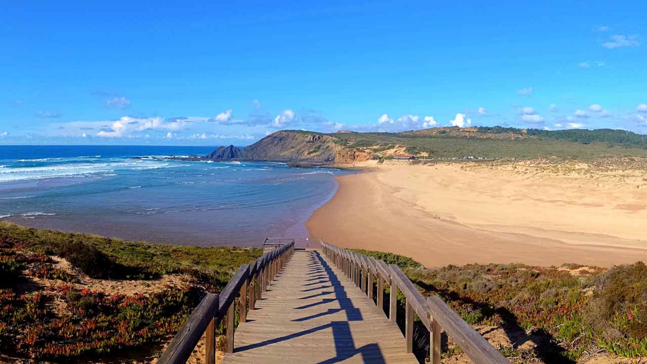 As Praias Amado, Arrifana, Amoreira-mar, Bordeira, Monte Clérigo, Odeceixe-mar, Vale dos Homens e Vale Figueiras, em Aljezur, foram galardoadas com o selo de «Qualidade de Ouro».