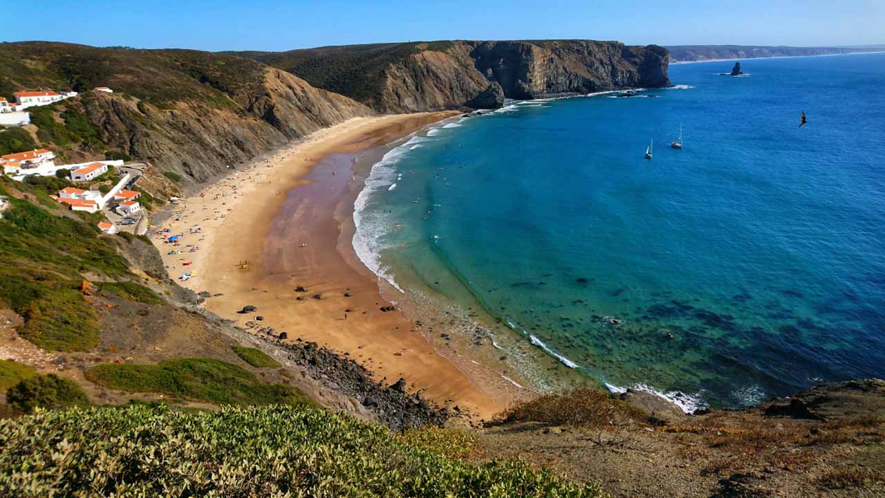 As Praias Amado, Arrifana, Amoreira-mar, Bordeira, Monte Clérigo, Odeceixe-mar, Vale dos Homens e Vale Figueiras, em Aljezur, foram galardoadas com o selo de «Qualidade de Ouro».