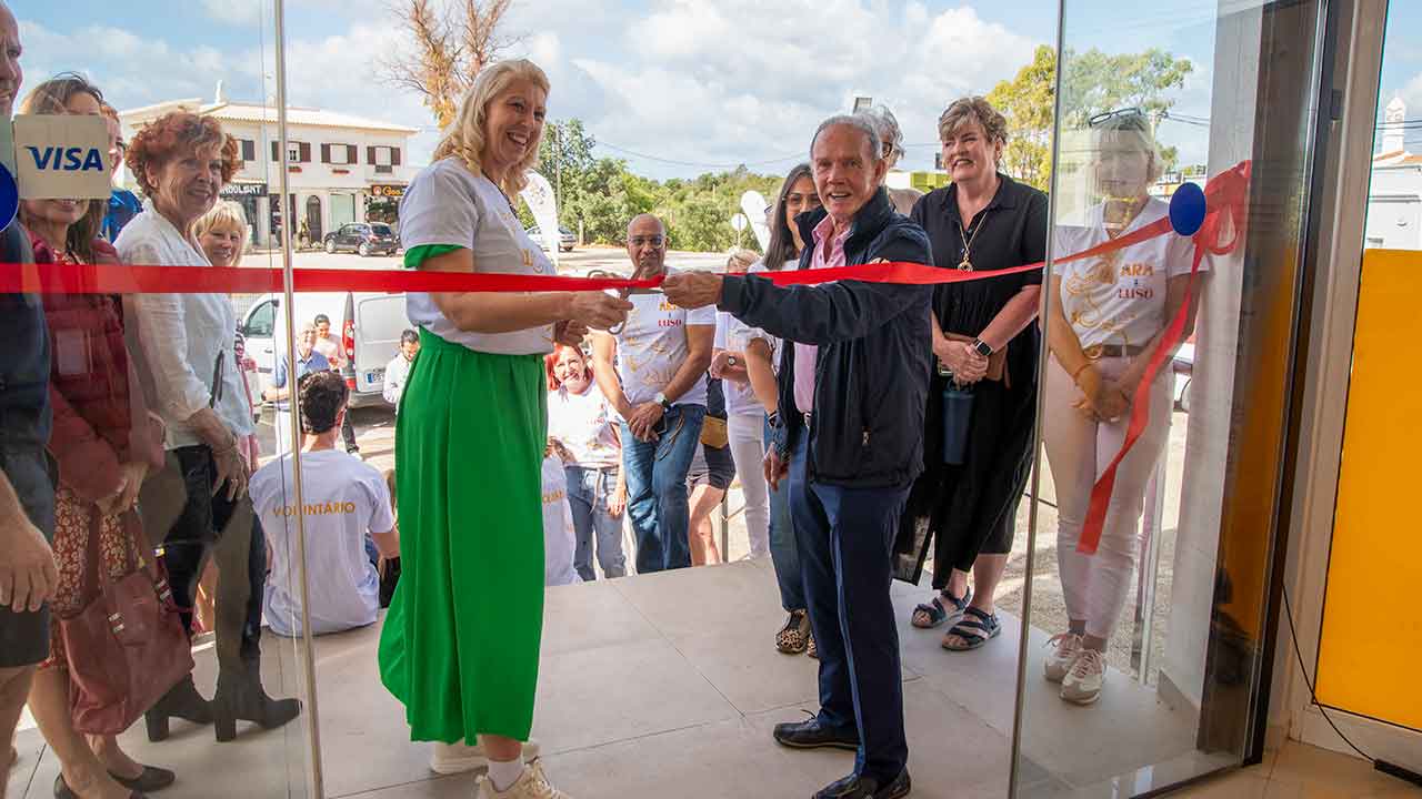 A terceira loja solidária da Associação Animal Rescue Algarve (ARA) foi inaugurada no dia 01 de maio, na zona do Troto, em Loulé.