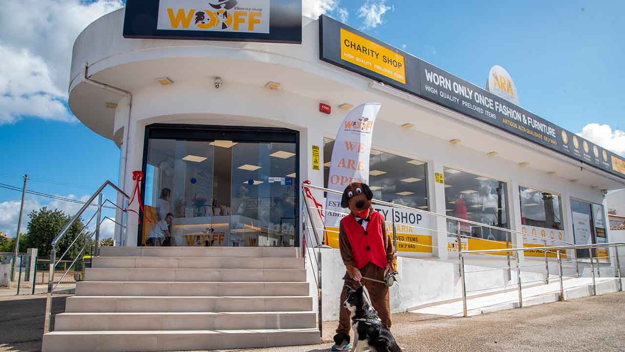 A terceira loja solidária da Associação Animal Rescue Algarve (ARA) foi inaugurada no dia 01 de maio, na zona do Troto, em Loulé.