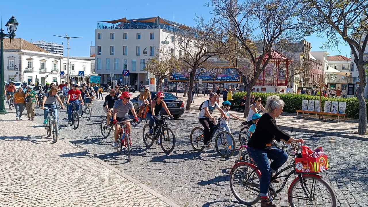A Associação pela Mobilidade Urbana em Bicicleta (MUBi) disse hoje que vai apresentar queixa contra as autoridades policiais pela atuação face a manifestações convocadas para as cidades de Tavira e Porto.