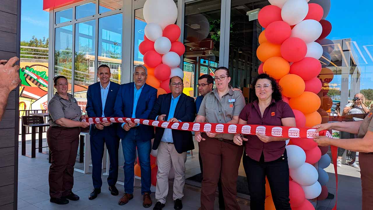 Há um novo restaurante da cadeia Burger King em Loulé, perto do MAR Shopping, tratando-se do segundo no concelho e o 13.º na região.