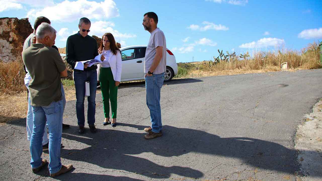 Arrancaram esta semana as obras de pavimentação e alargamento da estrada de acesso ao Cabeço da Junqueira e às artérias daquela localidade do interior do concelho, depois de terminada a rede de abastecimento de água.