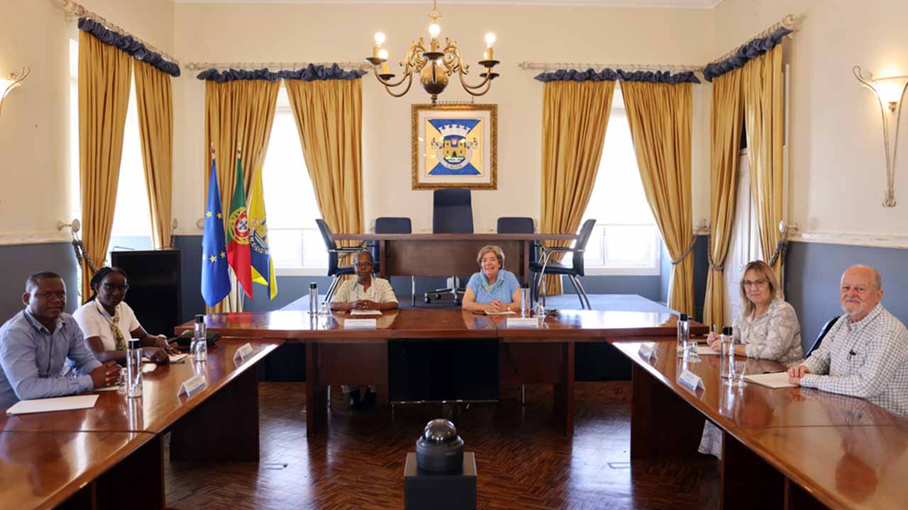 Uma comitiva da Assembleia Municipal de Calheta de São Miguel, Ilha de Santiago, em Cabo Verde, visitou o município de Lagos para conhecer o concelho e inteirar-se da forma de trabalho do funcionamento do órgão municipal português.