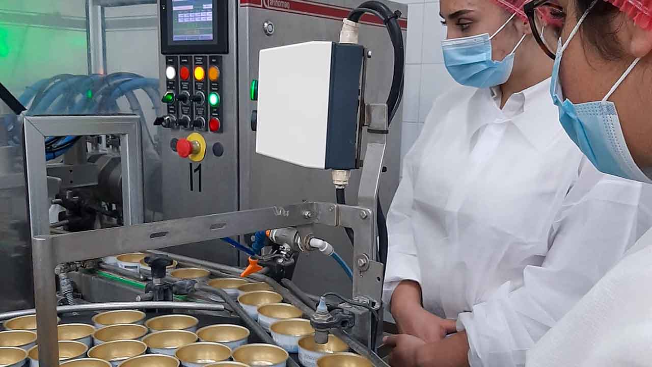 Pela primeira vez os alunos da Escola de Hotelaria e Turismo do Algarve (EHTA) colaboram na introdução no mercado de novos produtos de conserva, numa parceria com a Conserveira do Sul.