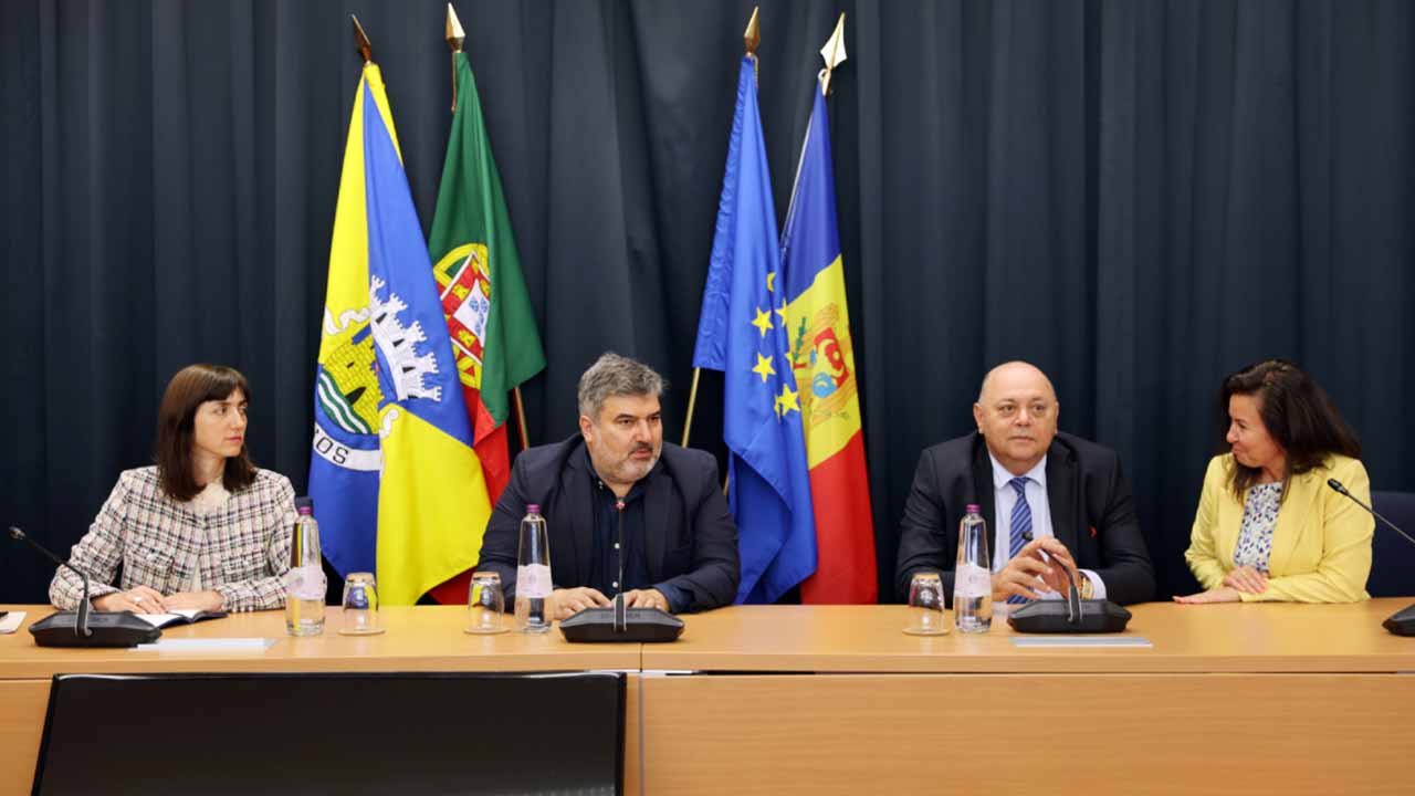 O embaixador da Moldávia em Portugal, agradecendo o apoio do município de Lagos no acolhimento do seu povo, desafiou Hugo Pereira para um acordo de geminação.