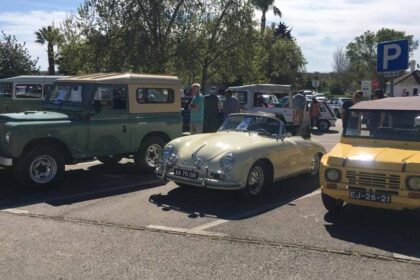 O Encontro de Clássicos de Santo Estêvão está de regresso à aldeia de Tavira, onde vai ser possível conhecer uma coleção de automóveis que marcaram diversas épocas.
