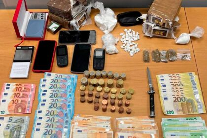 Um homem de 50 anos foi detido pela GNR, em Quarteira, por tráfico de estupefacientes, encontrando-se na posse de mais de cinco mil doses de droga.