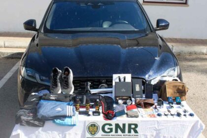 Ladrão, um homem de 45 anos, foi apanhado por furtos em veículo, nos concelhos de Lagos e Portimão, pela Guarda Nacional Republicana (GNR).