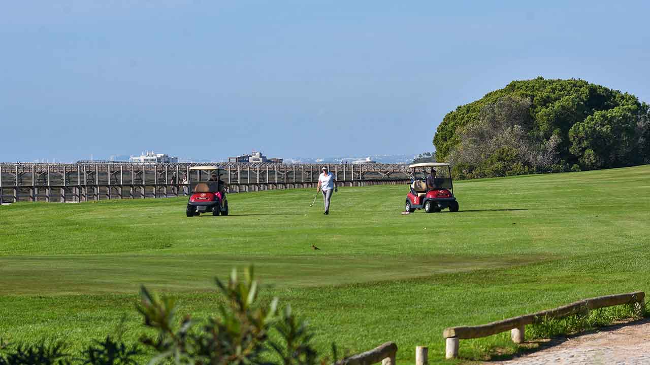 O novo presidente do Conselho Nacional da Indústria do Golfe (CNIG) destaca o impacto superior a 2.000 milhões de euros do sector na economia, lamenta a falta de apoio público e desmistifica «crenças erradas» relacionadas com o seu impacto ambiental.