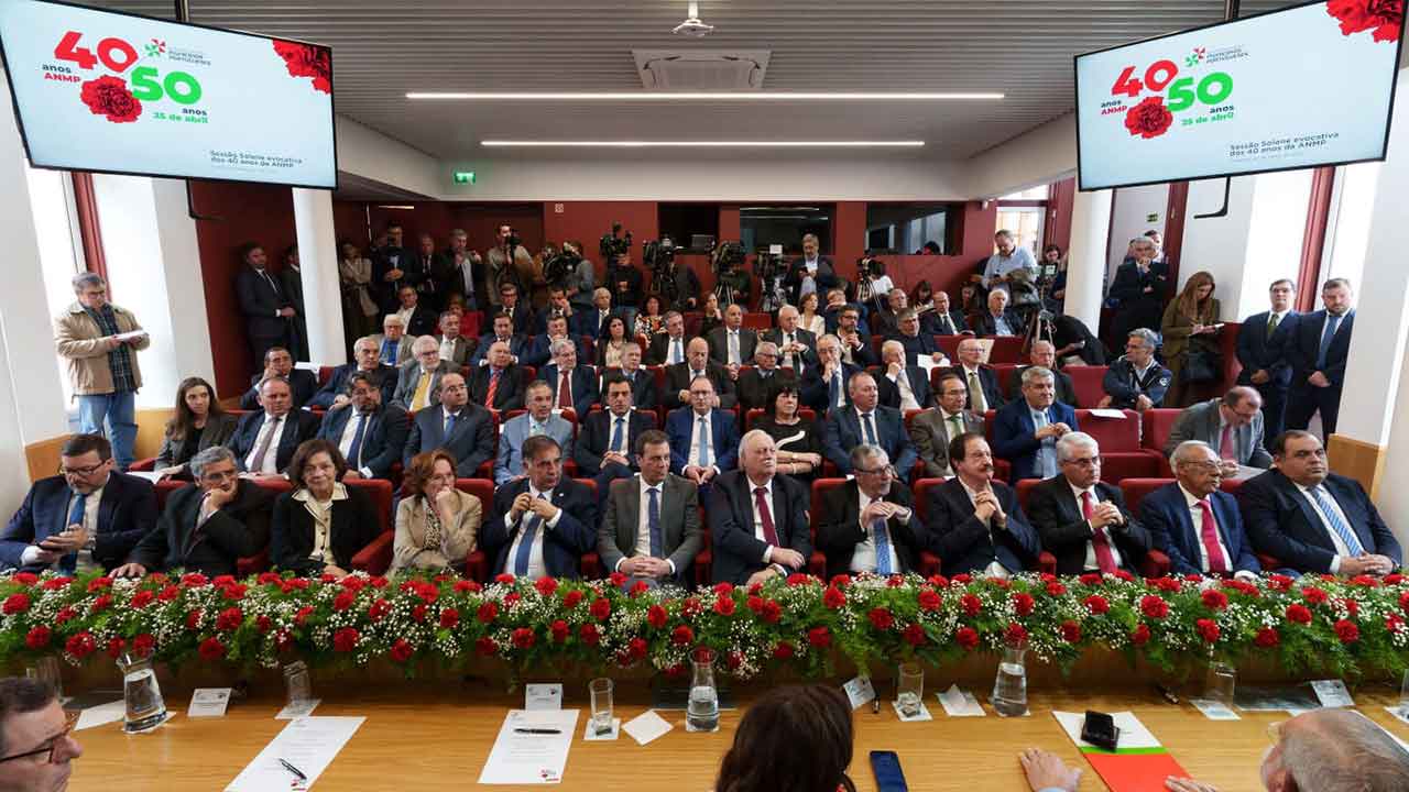 A presidente da Associação Nacional de Municípios Portugueses (ANMP), Luísa Salgueiro, propôs hoje uma nova Lei das Finanças Locais.