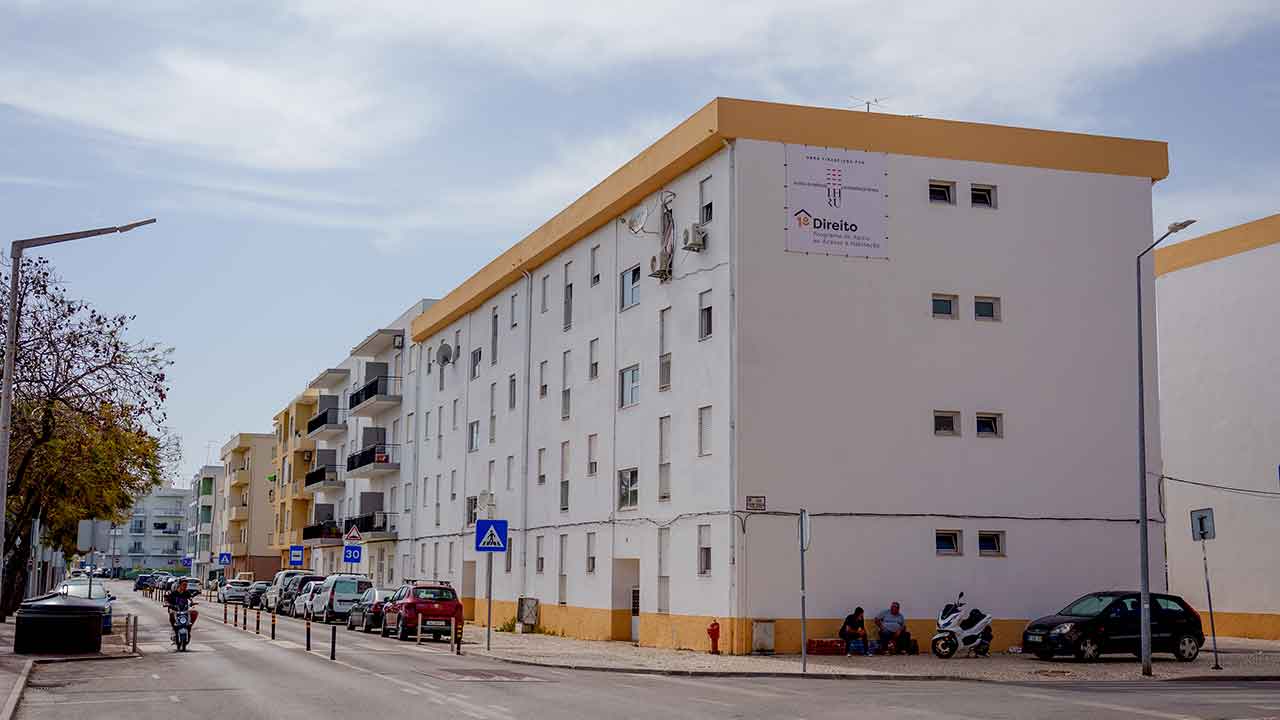 Município de Olhão vê aprovadas candidaturas no valor de 1,3 milhões de euros do Plano de Recuperação e Resiliência (PRR) para recuperação de habitação social no concelho.