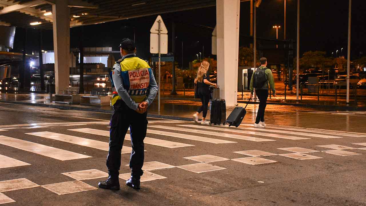 A PSP espera formar até 2025 cerca de 1.100 polícias para a segurança aeroportuária e controlo de fronteira aérea, avançando que metade dos 324 inspetores do ex-SEF ainda nos aeroportos vão passar para a PJ em outubro.