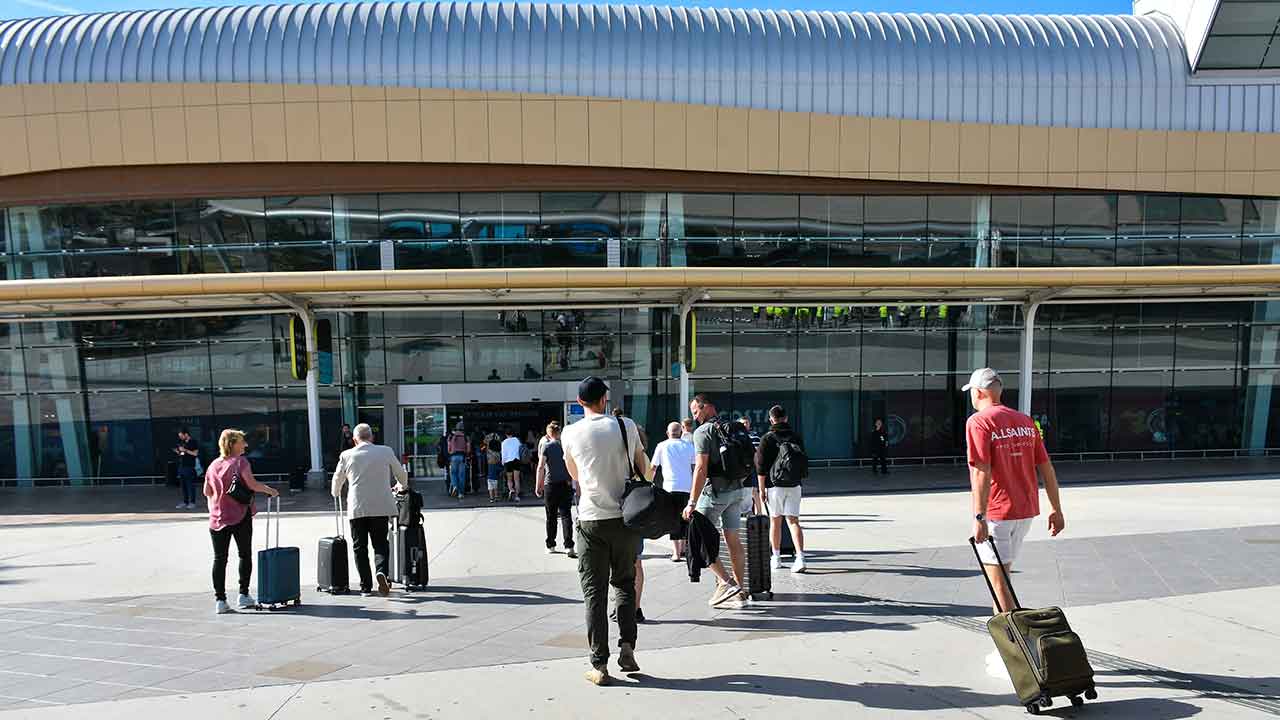 Os aeroportos nacionais movimentaram 13,6 milhões de passageiros no primeiro trimestre, uma subida homóloga de 5,9 por cento impulsionada pela subida de 8,1 por cento em março e mantendo a tendência de crescimento dos últimos meses, anunciou hoje o INE.