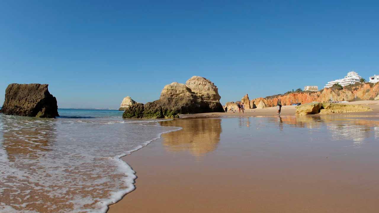 A água de mar das praias de Portimão foi distinguida com «Qualidade de Ouro» pela Quercus, galardão que atesta a qualidade «excelente» da mesma com base nas análises efetuadas em laboratórios.