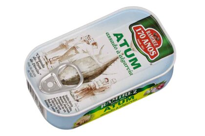 A Ramirez assinala o Dia Mundial do Atum com o lançamento de uma nova lata de Atum Assado à Algarvia, que também homenageia Manuel Guerreiro Ramirez, líder da quarta geração da conserveira, que faleceu em 2022.