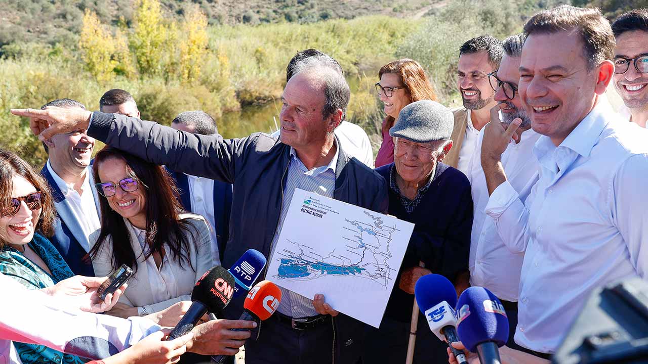 As associações de regantes do Algarve consideraram hoje positivo o alívio das restrições ao uso da água para a agricultura na região, mas criticam o governo por ter tomado a decisão sem falar com os regantes.