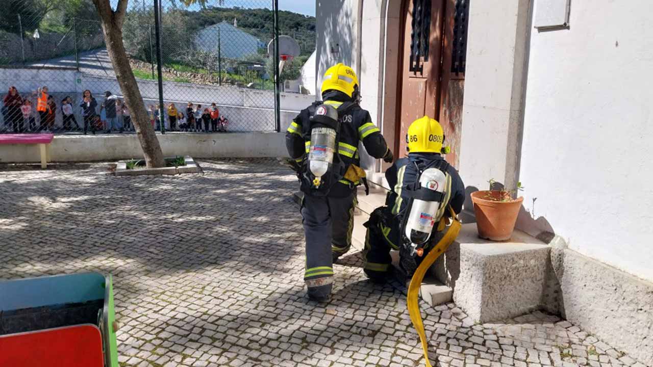O município promoveu simulacros em todas as escolas do concelho de São Brás de Alportel, testando o comportamento de 1.696 alunos, professores e funcionários perante situações de emergência.