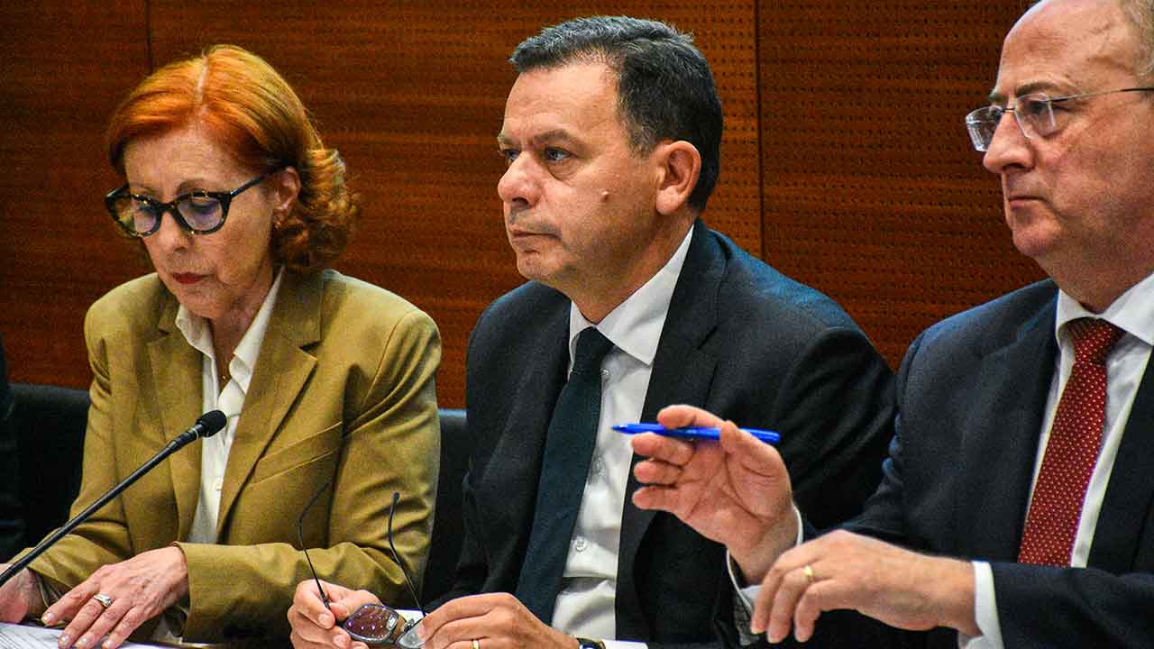 O governo decidiu hoje aliviar as restrições impostas aos consumos de água na agricultura e no sector urbano do Algarve, incluindo o turismo, para fazer face à seca na região, anunciou o primeiro-ministro, Luís Montenegro, em Faro.