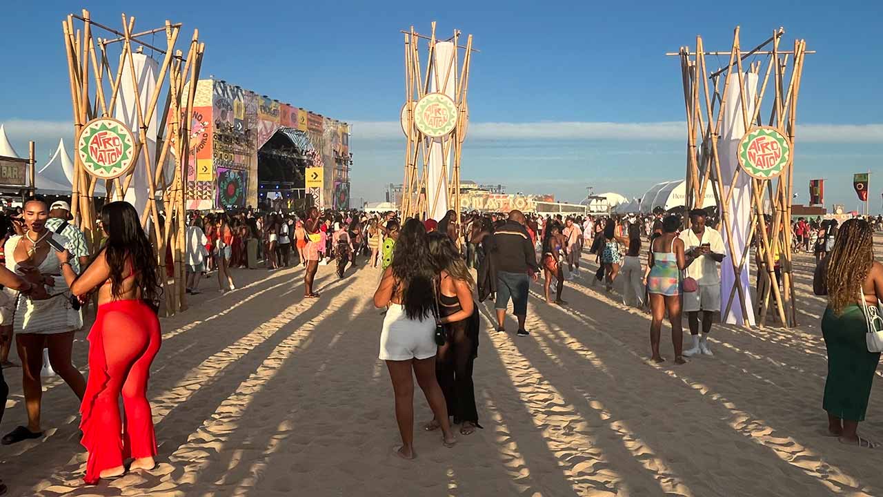 As atuações de ASAKE, Franglish, Tyla e Focalistic marcaram o primeiro dia do Afro Nation e encheram o areal de dança e animação.
