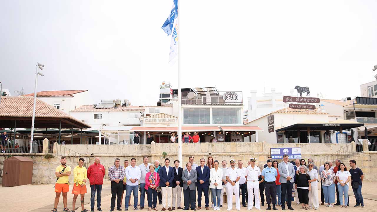 As praias de Albufeira já contam com 26 Bandeiras Azuis hasteadas, bem como 14 Bandeiras Praia Acessível, reconhecendo a qualidade ambiental das mesmas e o esforço da autarquia.