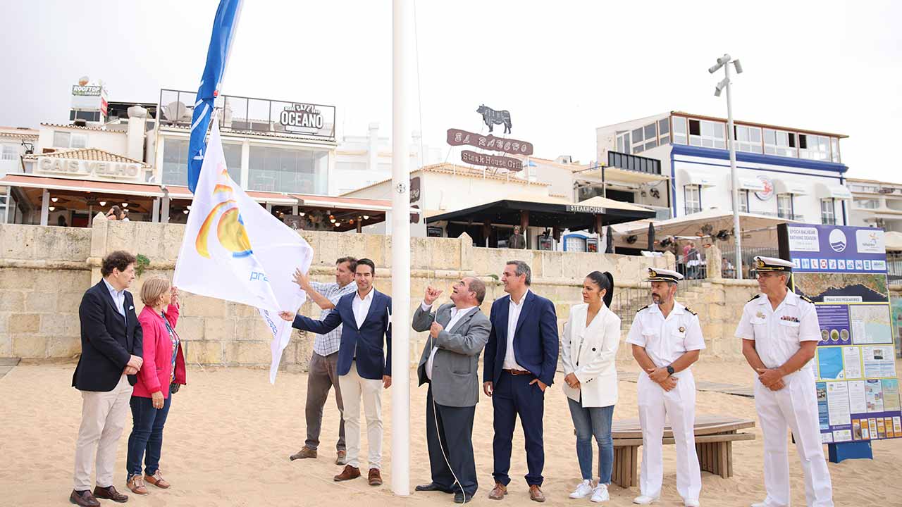As praias de Albufeira já contam com 26 Bandeiras Azuis hasteadas, bem como 14 Bandeiras Praia Acessível, reconhecendo a qualidade ambiental das mesmas e o esforço da autarquia.