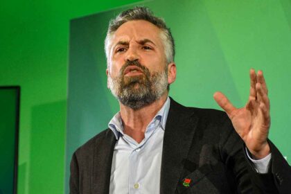O secretário-geral do PS, Pedro Nuno Santos, considerou «absurda e sem sentido» a ideia de haver uma aliança entre PS e Chega defendida pelo presidente do PSD, Luís Montenegro.
