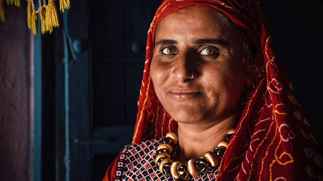 Ana Abrão vai inaugurar a exposição «Outros Mundos e Kalasha», na Igreja da Misericórdia, em Silves, com fotografias que revelam um ano de imersão na cultura asiática.