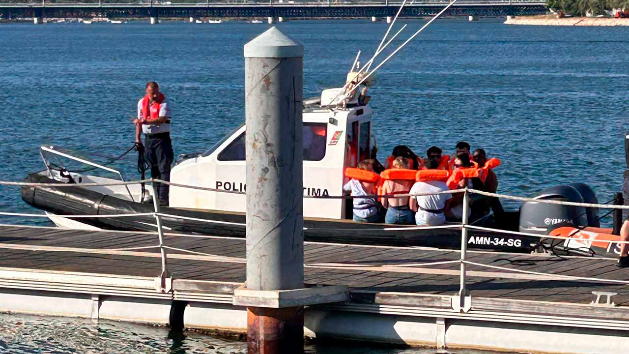 28 passageiros de uma embarcação marítimo-turística foram resgatados pela Autoridade Marítima Nacional ao largo do Farol de Alfanzina, em Lagoa.