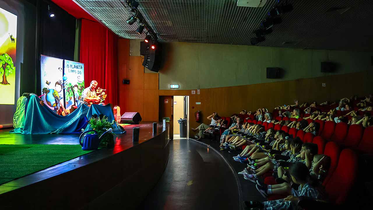 Teatro «O Planeta Limpo do Filipe Pinto – Água Limpa» foi o destaque do Dia Mundial do Ambiente em Albufeira, onde mais de 300 crianças aprenderam sobre as alterações climáticas e o ciclo da água.