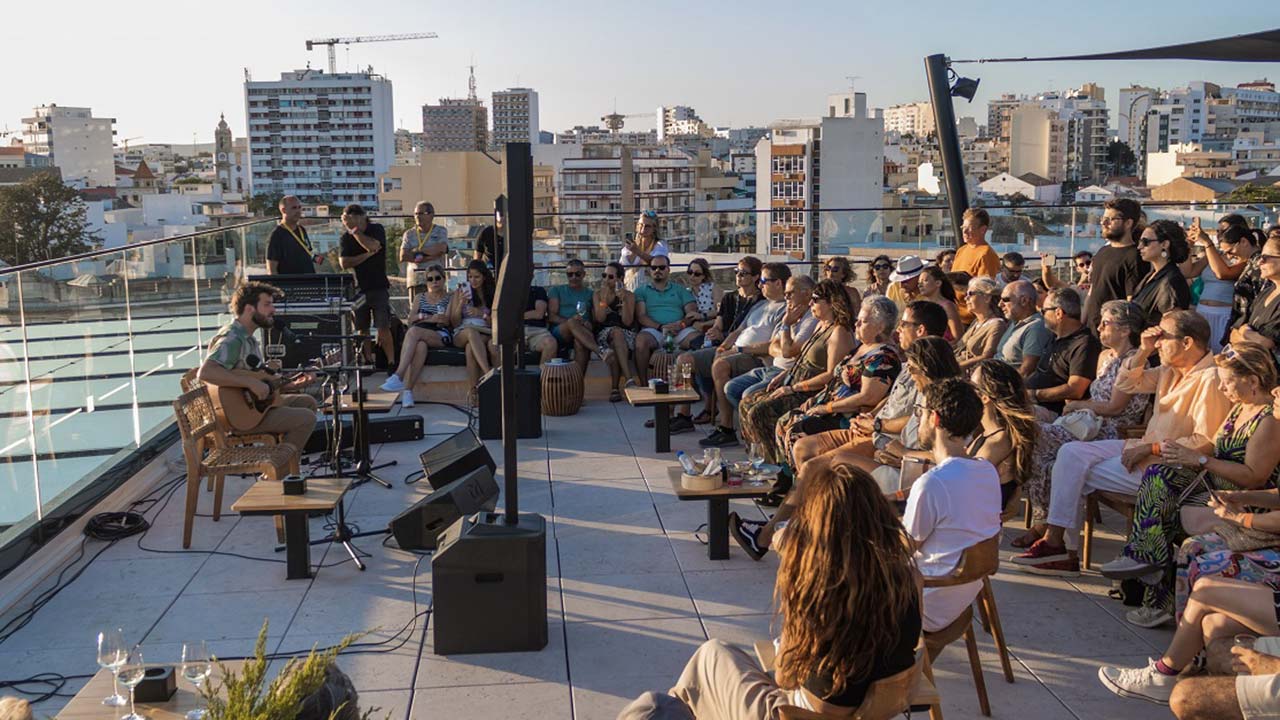 Este ano são 35 as açoteias que acolhem o Açoteia – Faro Rooftop Festival. Concertos, performances, exposições entre outras iniciativas.