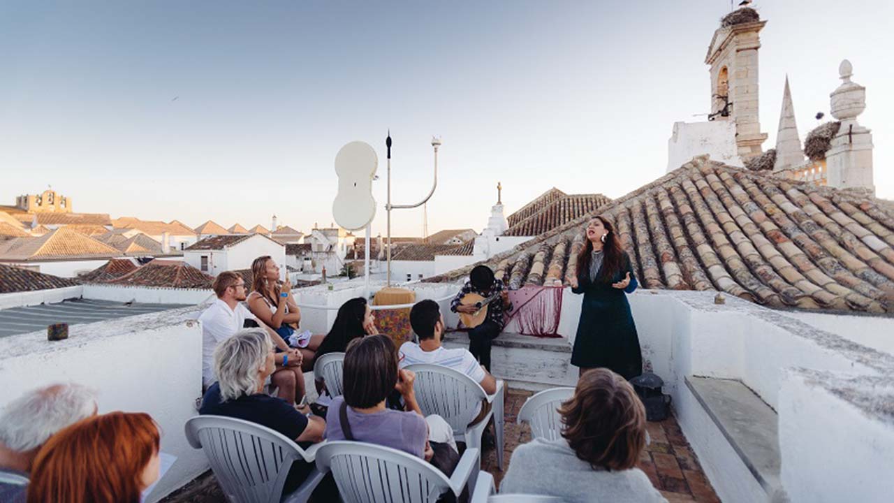 Este ano são 35 as açoteias que acolhem o Açoteia – Faro Rooftop Festival. Concertos, performances, exposições entre outras iniciativas.