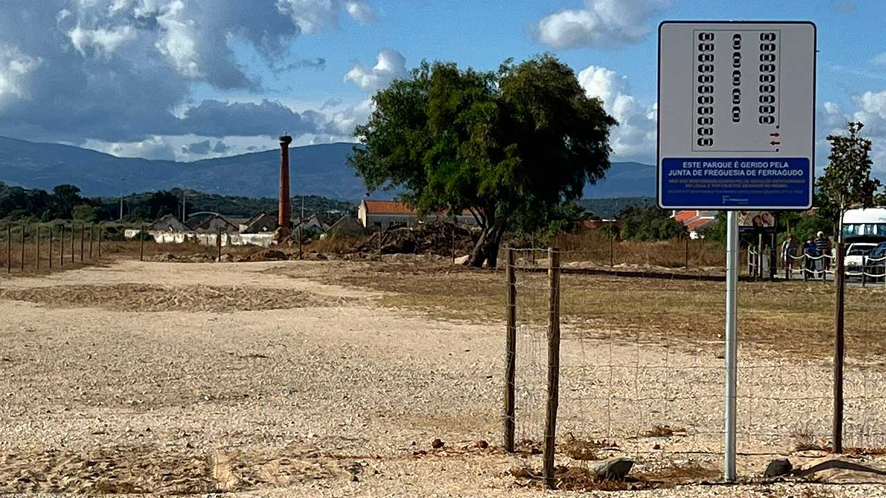 A Junta de Freguesia de Ferragudo em colaboração com a Margudo, abriu um espaço de estacionamento temporário para 80 viaturas.