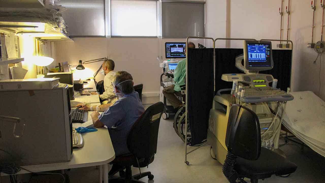 O presidente da Associação Portuguesa de Administradores Hospitalares (APAH) considerou hoje «muito provável» que hospitais voltem a enfrentar dificuldades de funcionamento neste verão, tendo em conta que continuam a debater-se com falta de profissionais de saúde.