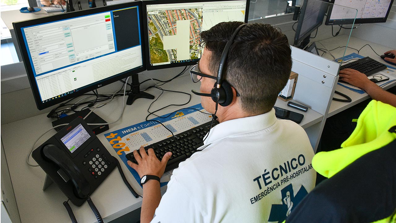 O INEM esclareceu que as chamadas que dão entrada via 112 para o Centro de Orientação de Doentes Urgentes (CODU) são descentralizadas, avançando que hoje de manhã estavam ao serviço 48 técnicos, 24 dos quais em atendimento.