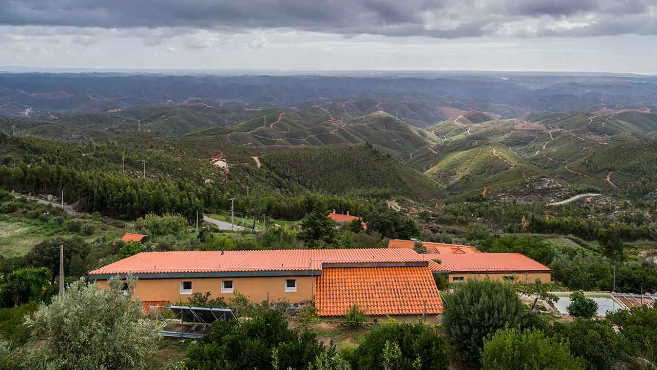 Em Monchique, portugueses e estrangeiros encontram no Karuna um refúgio onde se conectam com a natureza e se focam no corpo e mente