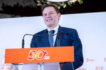 Luís Montenegro esteve hoje no Congresso da JSD, onde pediu ao PS e ao Chega para se juntarem ao governo e para não se preocuparem tanto em juntar-se um com o outro. 