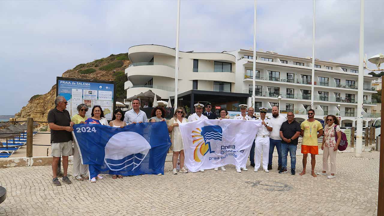 A Bandeira Azul e a bandeira «Qualidade de Ouro» voltaram a ser hasteadas nas praias de Vila do Bispo, conferindo assim mais um ano de excelência nas condições das nossas zonas balneares.