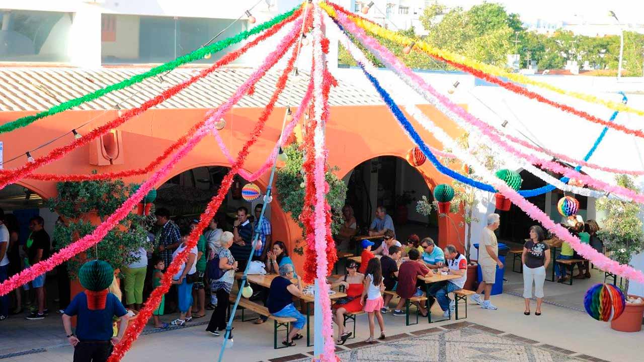Albufeira vai celebrar os Santos Populares um pouco por todo o concelho com marchas, música, gastronomia, balões e manjericos para os amantes da tradição popular.