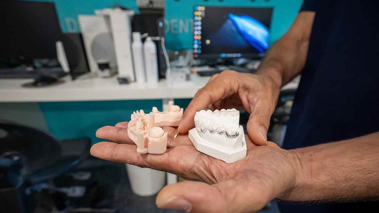 Laboratório sediado em Faro tem vindo a apostar na transição digital da medicina dentária. Smile Shape distingue-se pela qualidade ergonómica das próteses que produz com estado da arte da tecnologia. Além do mercado interno, exportar para a Europa.