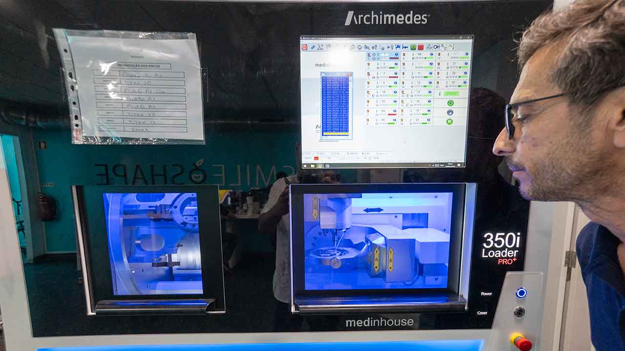 Laboratório sediado em Faro tem vindo a apostar na transição digital da medicina dentária. Smile Shape distingue-se pela qualidade ergonómica das próteses que produz com estado da arte da tecnologia. Além do mercado interno, exportar para a Europa.