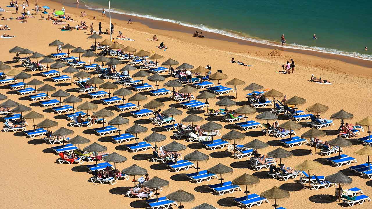 A maioria dos hoteleiros tem reservas acima dos 50 por cento para o verão, o que faz com que a expectativa para a época alta seja positiva, segundo os resultados de um inquérito da Associação da Hotelaria de Portugal (AHP), hoje divulgados.