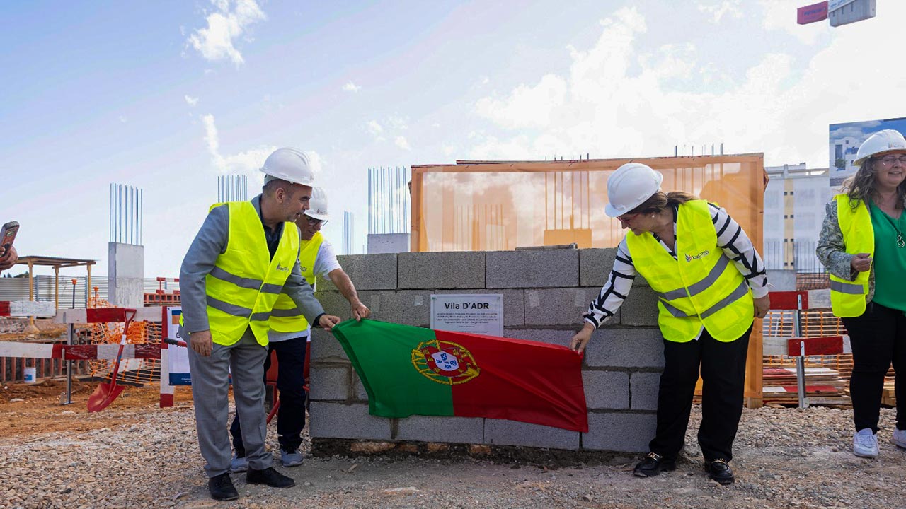 O município de Lagoa e a ADR-CCS Quinta de S. Pedro realizaram na terça-feira, dia 18 de junho o lançamento da primeira Pedra da Vila D’ADR, na Mexilhoeira da Carregação.