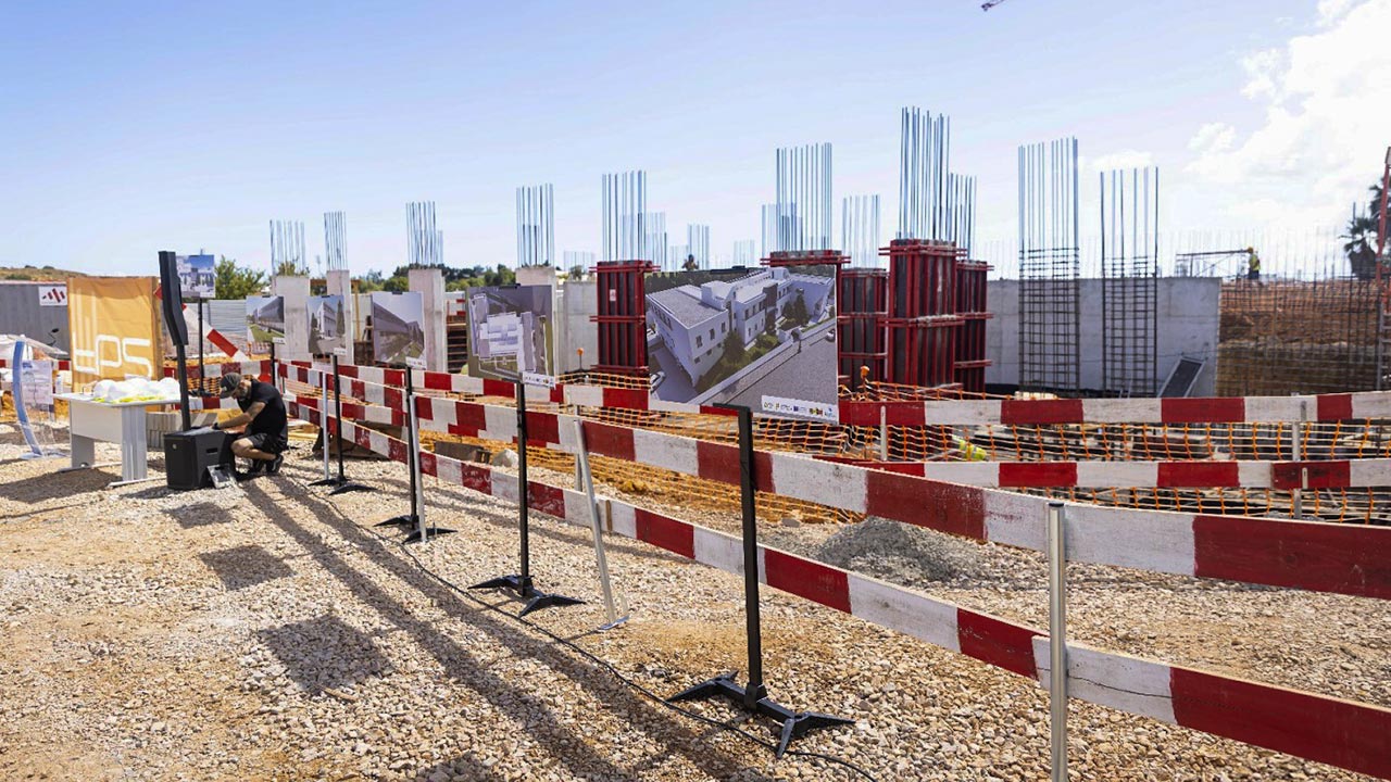 O município de Lagoa e a ADR-CCS Quinta de S. Pedro realizaram na terça-feira, dia 18 de junho o lançamento da primeira Pedra da Vila D’ADR, na Mexilhoeira da Carregação.