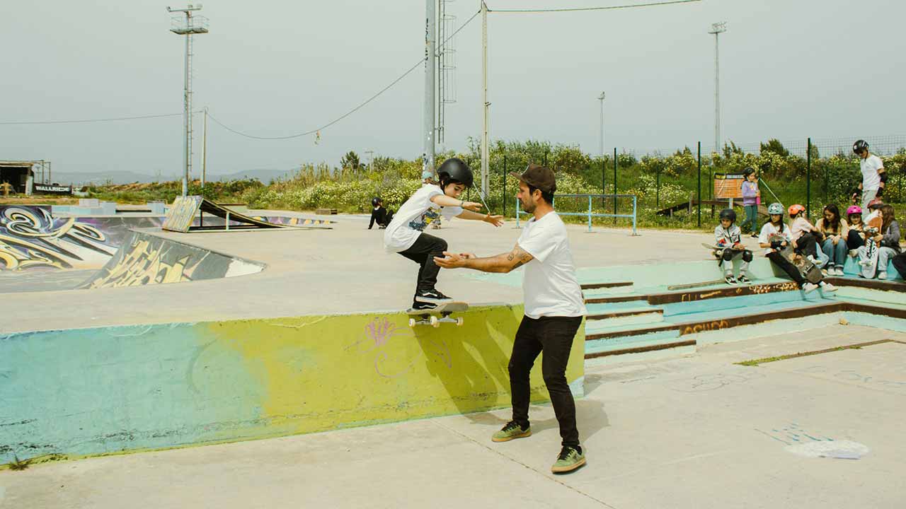 Aulas abertas, música, competições, mural comemorativo e exposições marcam o 3.º aniversário da Associação WallRide e o Dia Mundial do Skate, em Faro.