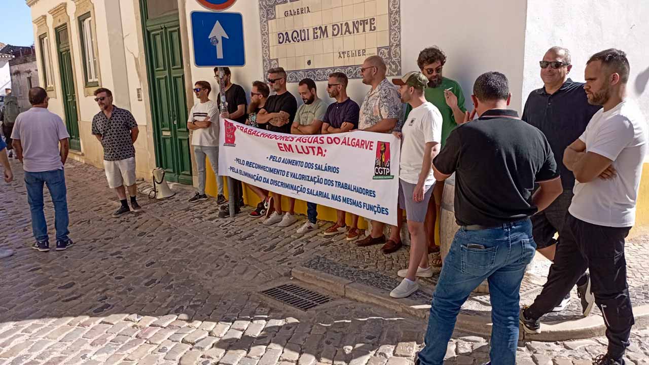 A greve de hoje dos técnicos operativos do Departamento de Operação de Água (DOA) da Águas do Algarve, que reclamam o aumento de salários e a requalificação de carreira, afetou a faturação às autarquias, indicou fonte sindical.