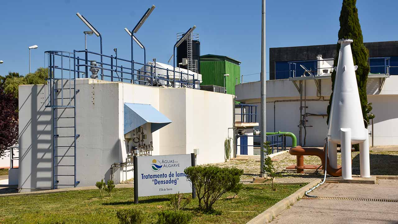 A greve de hoje dos técnicos operativos do Departamento de Operação de Água (DOA) da Águas do Algarve, que reclamam o aumento de salários e a requalificação de carreira, afetou a faturação às autarquias, indicou fonte sindical.